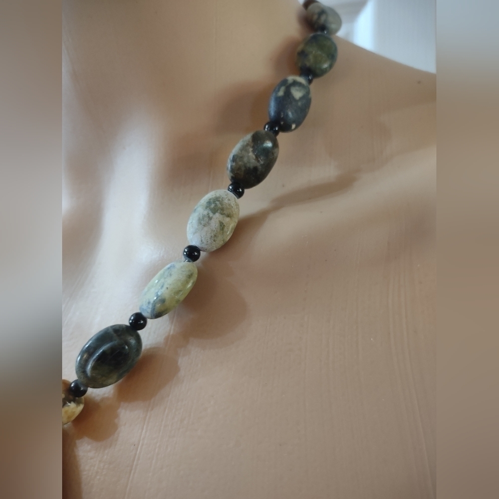 Beautiful Women's stone necklace - Picture 2 of 6